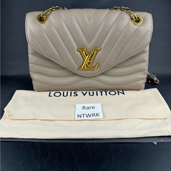 Louis Vuitton Beige Quilted Leather Bag - Picture 1 of 10